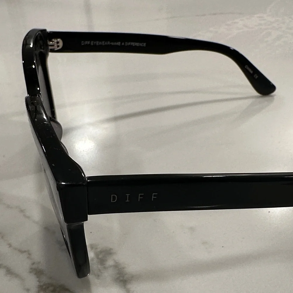 DIFF Carson Black Sunglasses - Picture 9 of 10